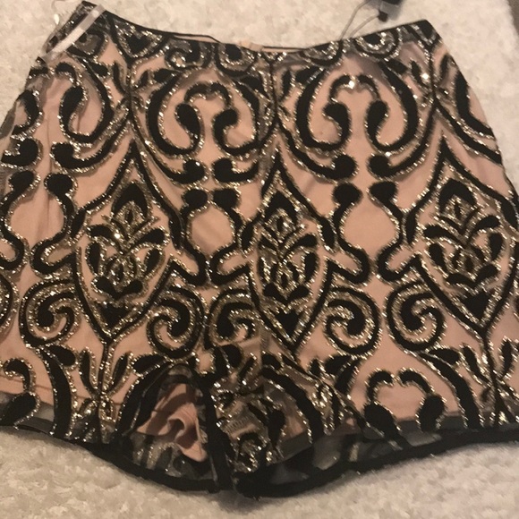 Hi waisted gorgeous  shorts for that special night - Picture 2 of 2